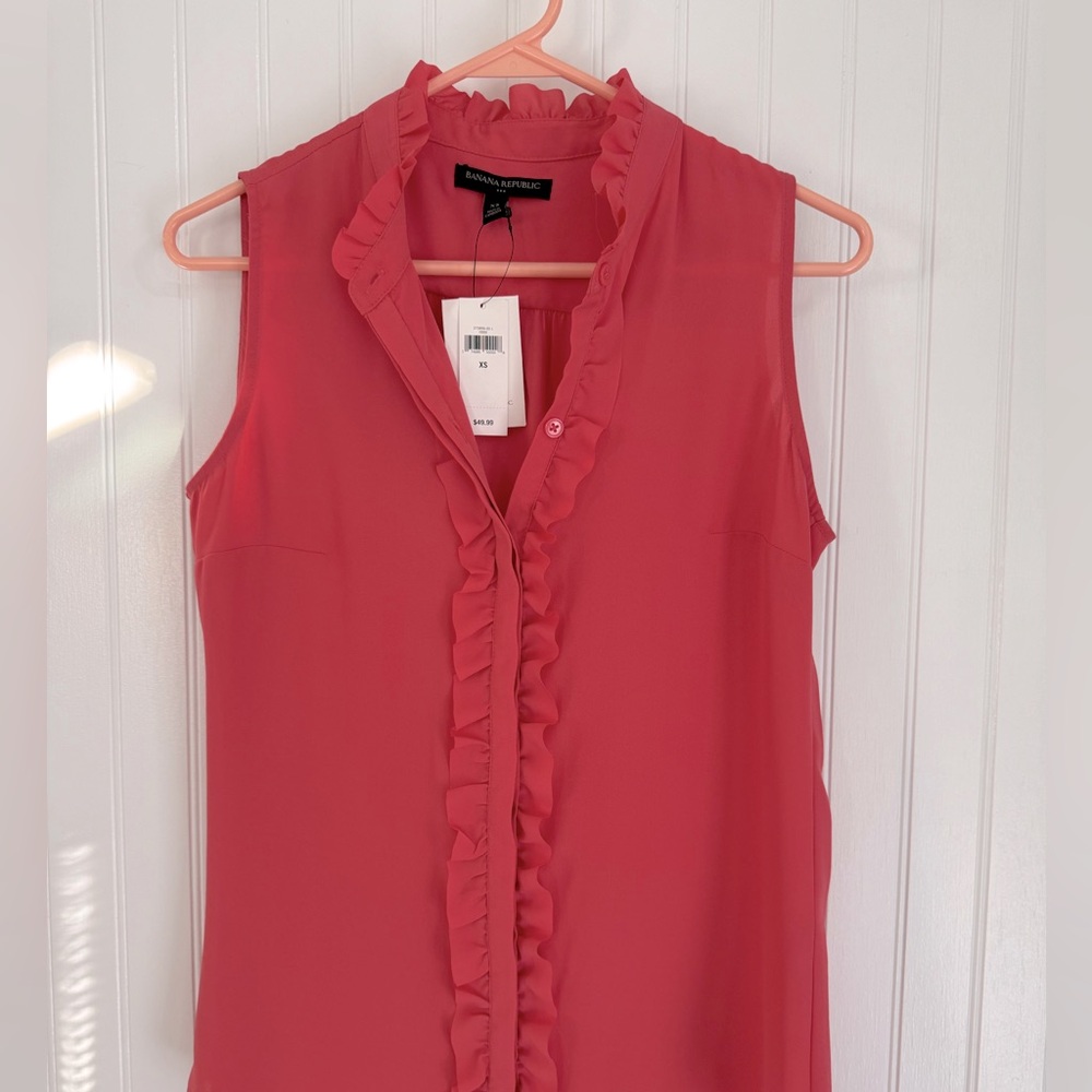 Banana Republic women's size XS coral sleeveless blouse. New with tags